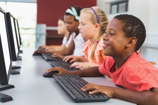 Alunos em laboratório de informática durante oficina de tecnologia